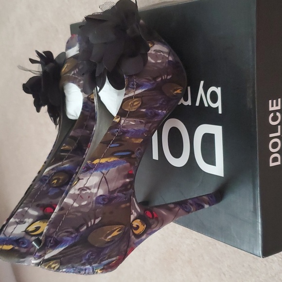 NEW IN BOX MULTI COLOR HEELS - Picture 3 of 8